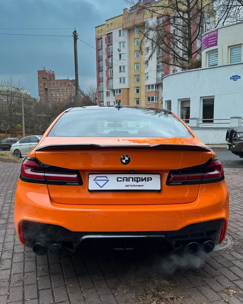 Оранжевый BMW 5 серии, рамка номера САПФИР