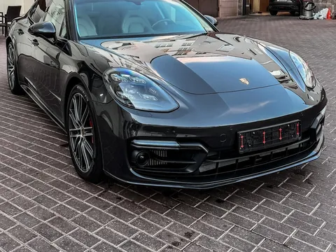 Чёрный Porsche Panamera
