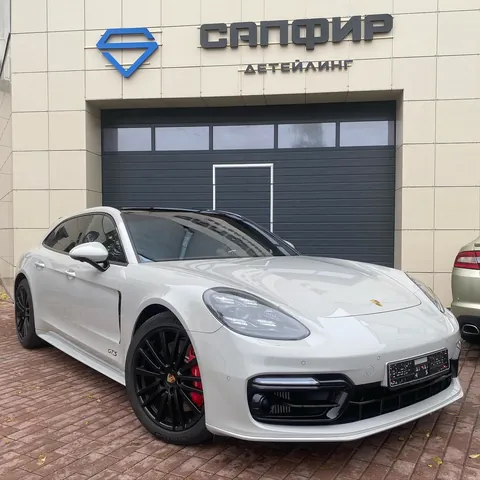 Porsche Panamera GTS у ворот студии