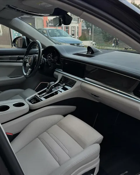 Светлый салон Porsche Panamera