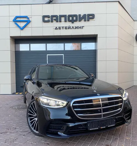 Чёрный Mercedes S-класса у ворот студии