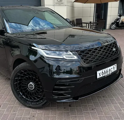 Чёрный Range Rover Velar