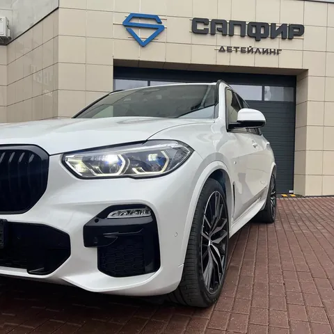 Белый BMW X5 у ворот студии