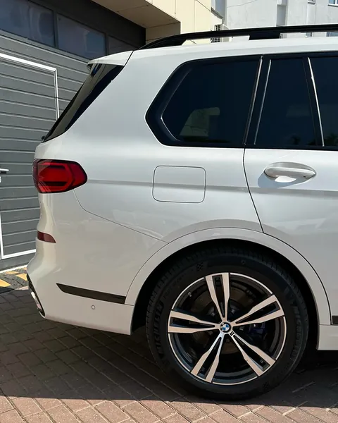 Белый BMW X7, диск
